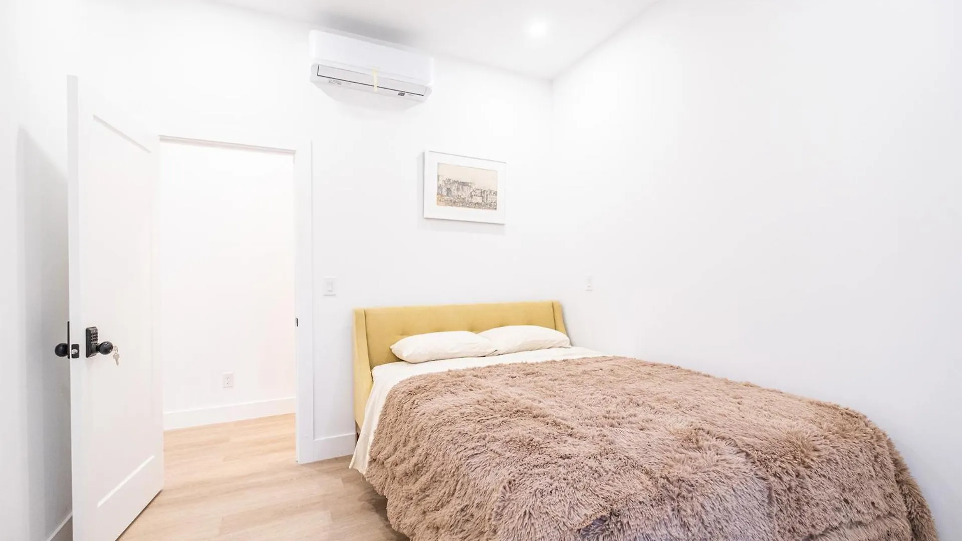 New Queen Bedroom With Private Bathroom In Central Toronto Homestay