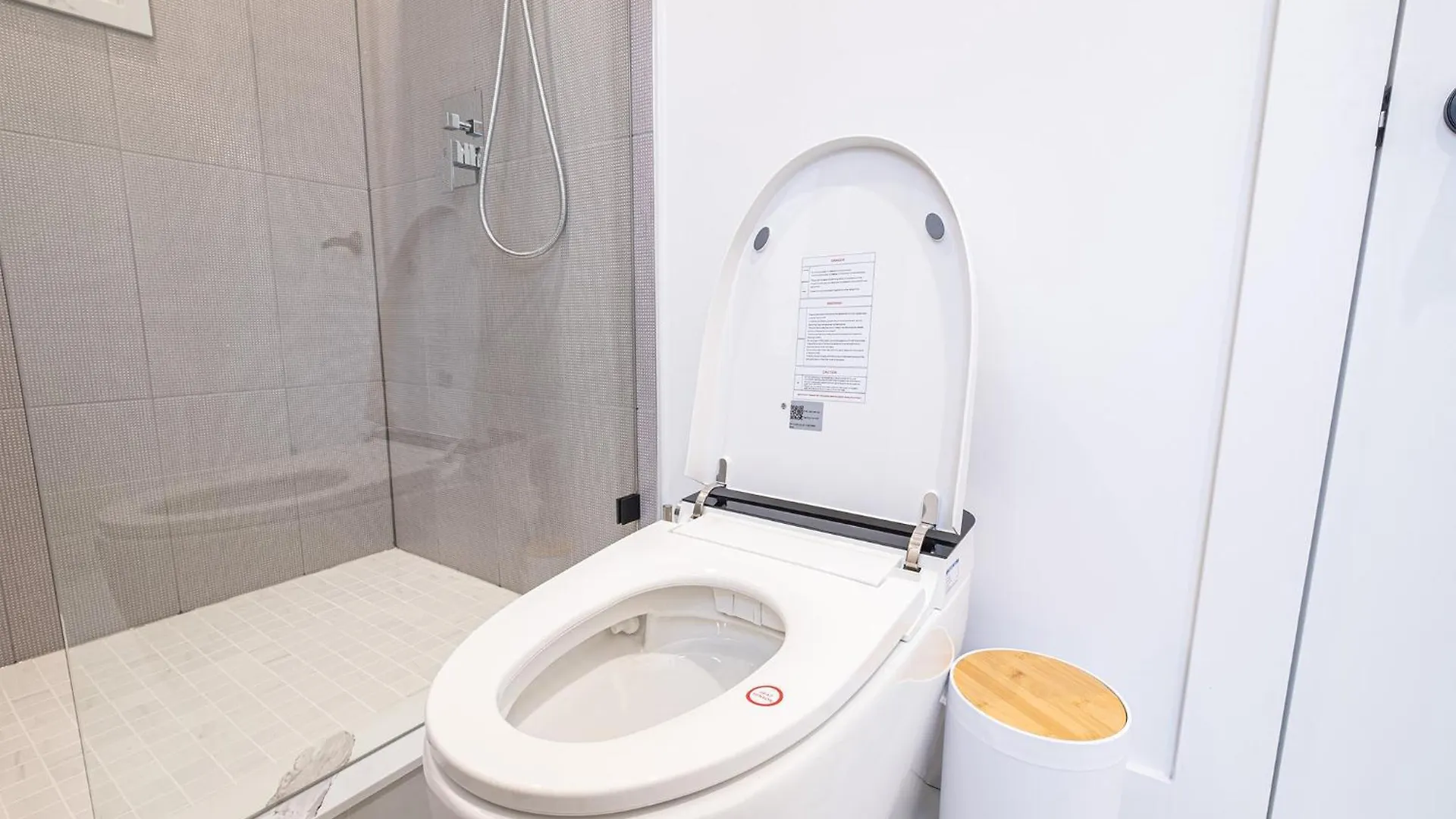 Homestay New Queen Bedroom With Private Bathroom In Central Toronto