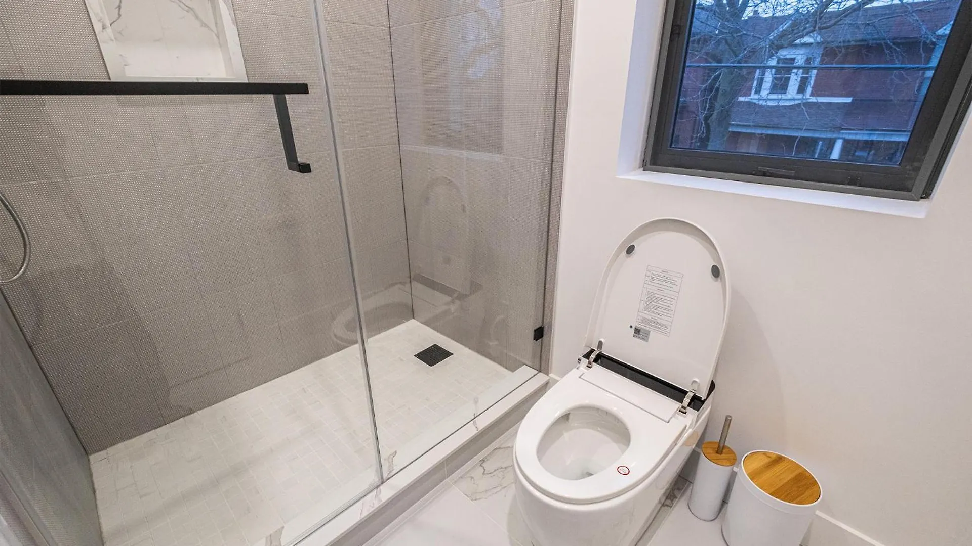 New Queen Bedroom With Private Bathroom In Central Toronto 0*,