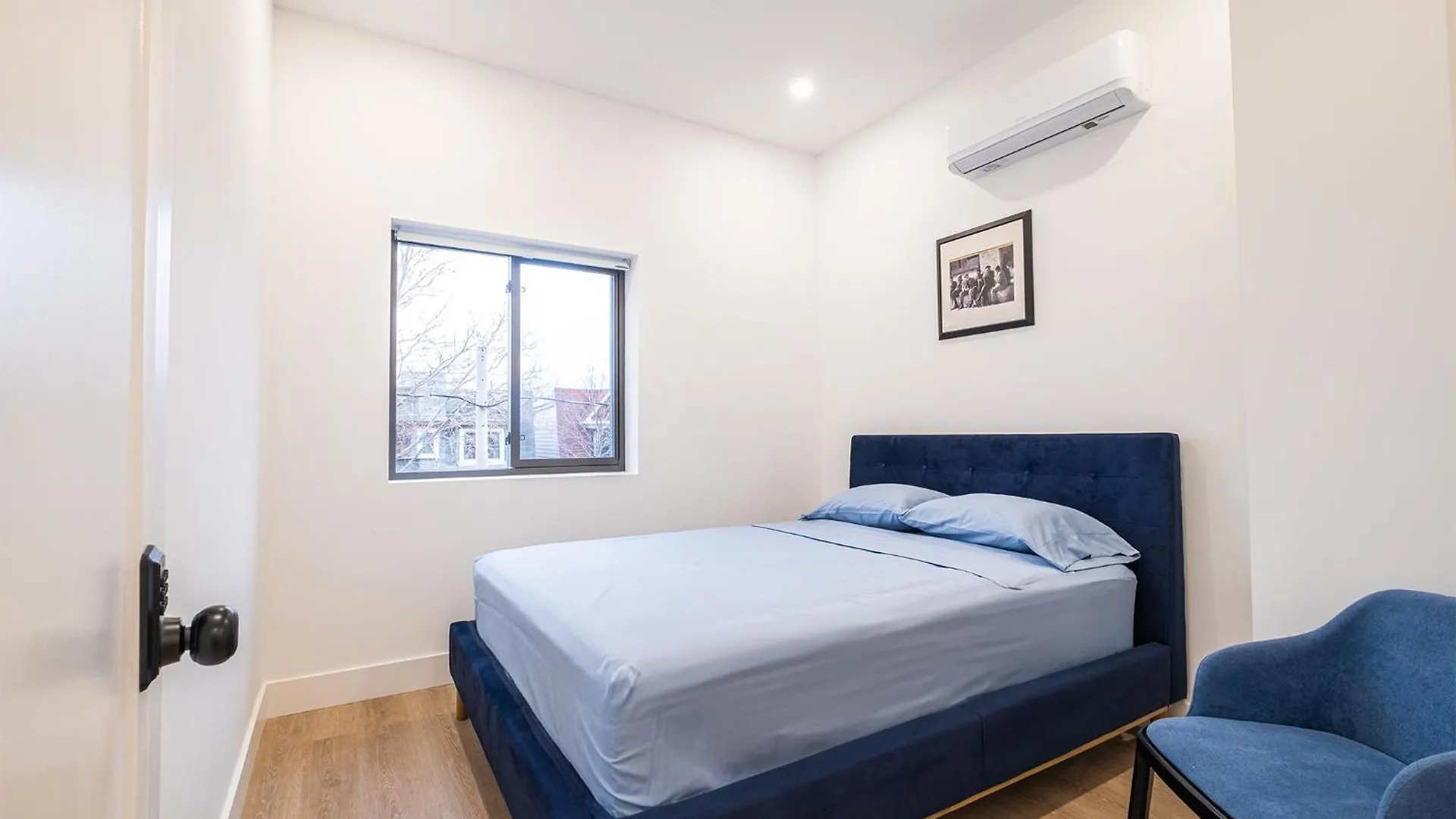 New Queen Bedroom With Private Bathroom In Central Toronto Canada