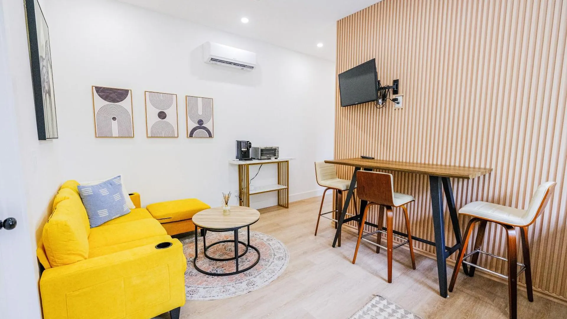 Homestay New Queen Bedroom With Private Bathroom In Central Toronto