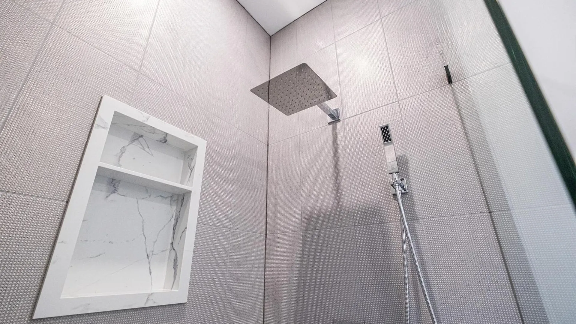 Homestay New Queen Bedroom With Private Bathroom In Central Toronto